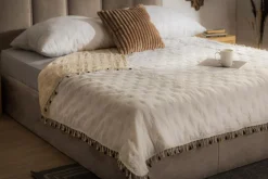 Koce I Narzuty| Narzuta na łóżko biało-beżowa FRINGLE 180x200 cm