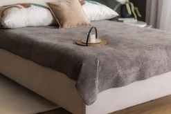 Narzuta na łóżko jasnoszara SILKY 180x200 cm