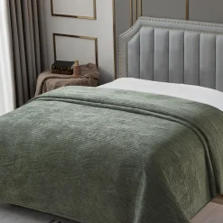 Narzuta na łóżko oliwkowa SILKY 180x200 cm