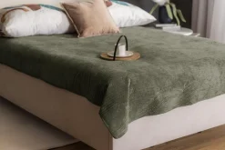 Narzuta na łóżko oliwkowa SILKY 180x200 cm